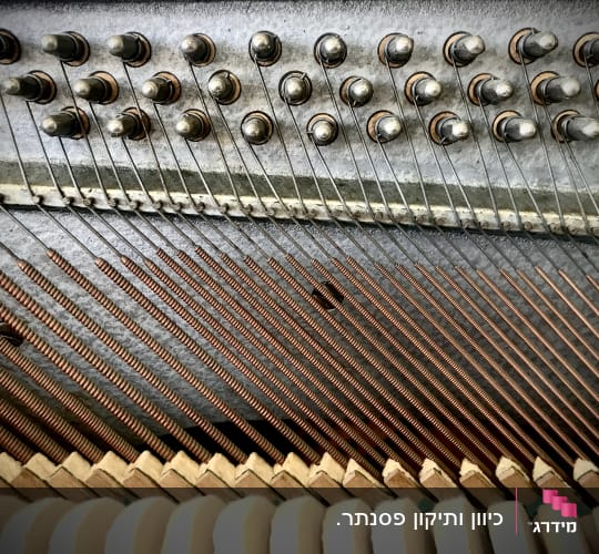 מיתרי פסנתר ומפתחות כיוון